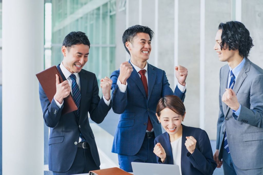 営業プロセスを一元管理し、SFAなどの連携で顧客情報を蓄積・共有。営業活動の可視化やKPI管理により組織内の連携を強化。ナレッジ活用やトレーニングによる人材育成で、継続的な成果と売上拡大を実現