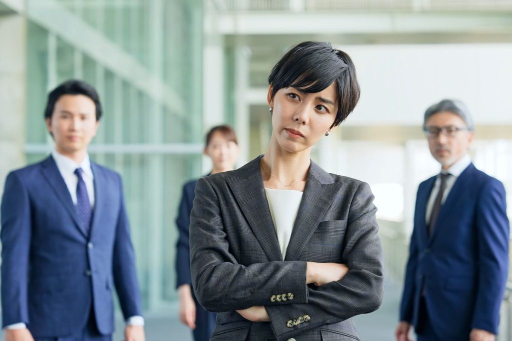 セールス・イネーブルメントが注目される背景には、営業活動の属人化によるノウハウの分散、顧客ニーズの多様化への対応力不足、そしてSFAやCRMなどセールステックの普及による営業手法の高度化が挙げられる。これらの課題を解決し、組織全体の営業力強化を実現するために重要視されている