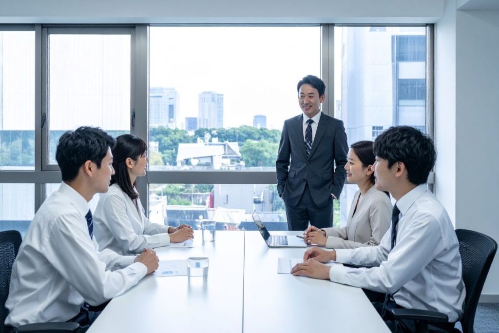 人材開発強化により組織内メンバーの継続的なスキルアップを推進し、研修プログラムを通じた実践的なトレーニングを実行する。営業プロセスの体系化により再現性のある手法を確立し、若手でも成果を創出できる仕組みを構築する。組織内の醸成に注力し、motivation向上とやる気の維持を図る。外部支援ツールの活用により業務効率化を実現し、営業担当者が顧客との関係構築に専念できる環境を整備する
