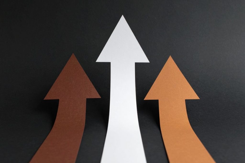 aidmaやaisasといった購買行動モデルは、消費者が認知から購買に至るプロセスを段階的に示す。aidmaはattention、interest、desire、memory、actionの一直線な流れを表し、マス広告時代のマーケティングファネルとして機能した。デジタルマーケティングの普及により、検索や共有を含むaisasが登場し、顧客の行動がより多様化した。フィリップ・コトラーによる5aモデルは、advocateまで含む一連の関係性を重視する。これらの考え方は、カスタマージャーニーにおけるフェーズ設定の基盤となり、btobやbtocを問わず顧客理解に不可欠な視点を提供する