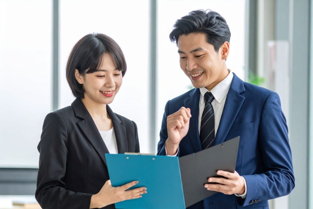 カスタマージャーニーの可視化により、顧客が各タッチポイントで抱く感情や思考を明確に洗い出すことができる。マップ化することで縦軸に態度変容、横軸にフェーズを配置し、購買行動の全体像を一貫性を持って把握する。離脱が発生する接点や意思決定の瞬間を分析し、施策の優先順位を立案できる。関係者間で顧客の視点を共有することで、マーケティングからカスタマーサクセスまでシームレスな戦略設計が見込める。kpiの設定と成果の測定を通じて、ロイヤルティ向上やゴール達成に向けた最適化を実現する手法である