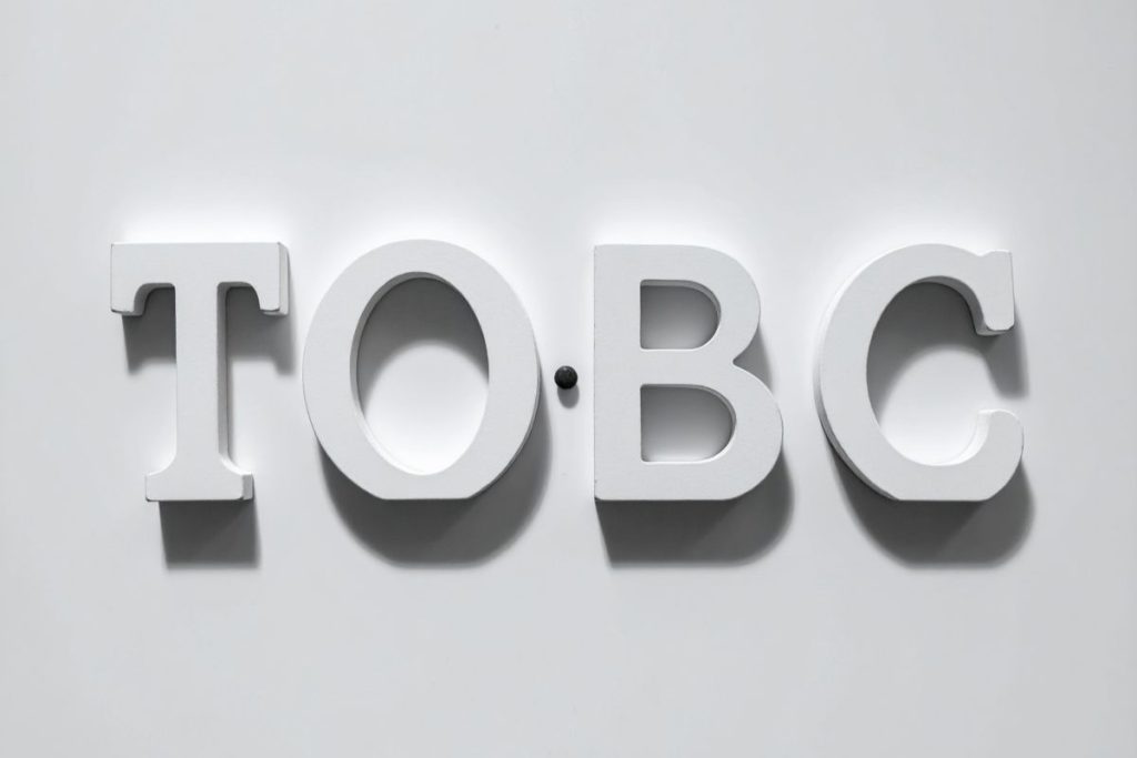 カスタマージャーニーのタッチポイントでは、WEBサイト制作やオウンドメディアの公開、ECサイトの広告、リスティング広告などを通じて顧客との接点を増やし、ブランドの認知度・ブランドイメージの向上や購買行動の促進、顧客との信頼関係の構築といった効果がある。オフラインの具体例は、テレビCM、チラシやパンフレットの配布などがある。店舗では接客時のコミュニケーションから得られる。こちらからアプローチする以外にも、購入者の口コミ投稿などから接点を持つことも可能